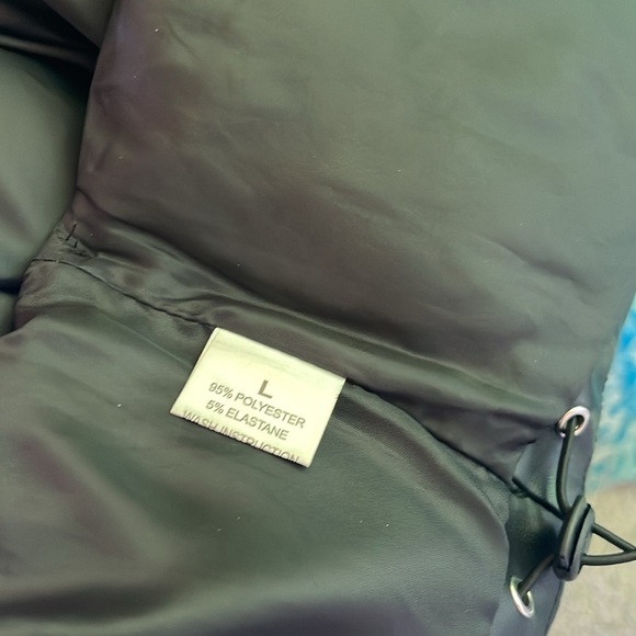 No name brand faux leather Black Puffer Vest NWOT adjustable bands on the bottom - Picture 7 of 8